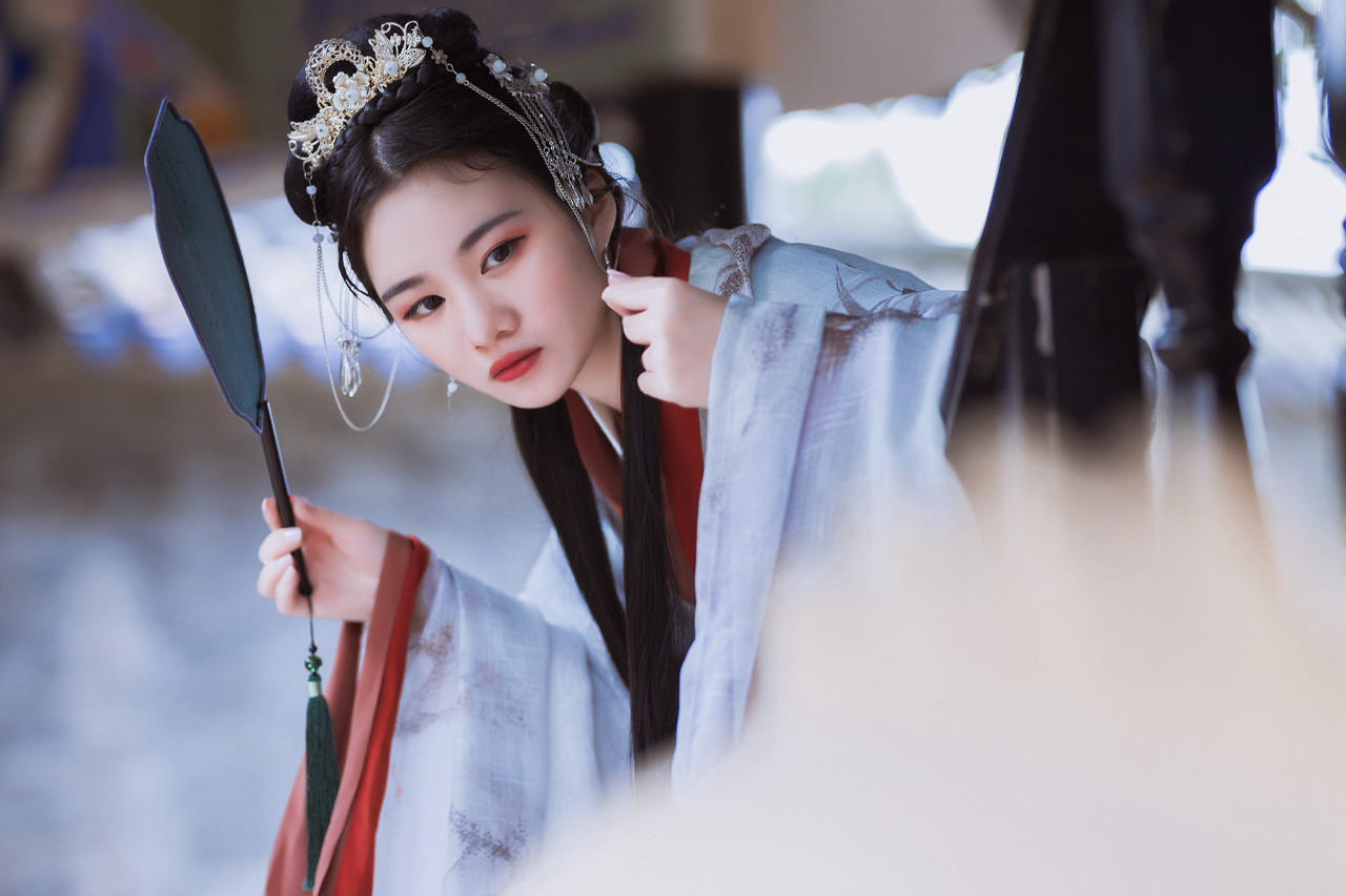 女儿为爸爸治病乞讨,女儿为父亲治病感动