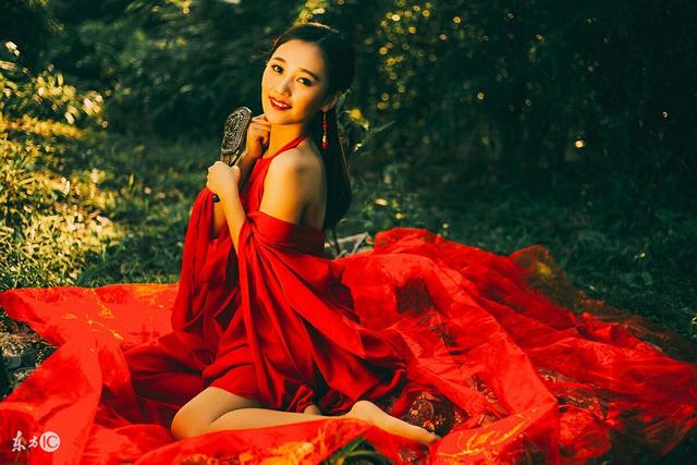 小说：穿越女用手摸小男孩头发，太子生气为她擦手，她：吃醋了？