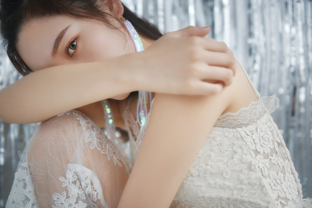 小说：小婶婶半夜爬墙出去见男人，被萌娃抓包，她叮嘱千万要保密