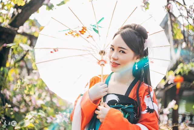 小说:草根的她刚进府,就被府里婢女嘲讽是花架子,王爷不高兴了