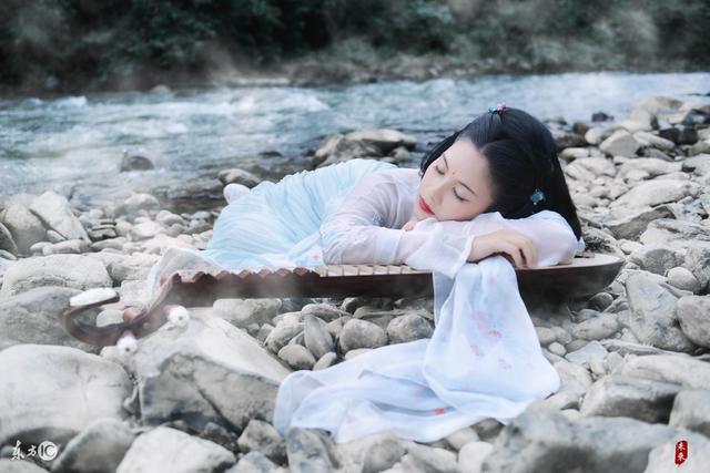 小说：她睡着倒在大人怀中，醒来时用手乱摸，大人：你再乱动试试