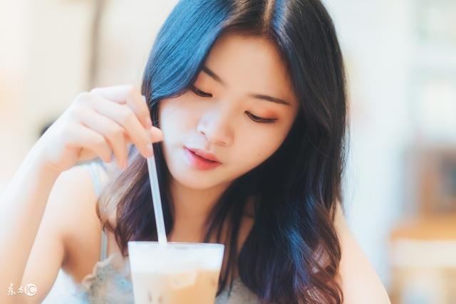 小说：死*党**摆摊卖童装，他假扮成托一次买七件，众人一瞧纷纷抢购