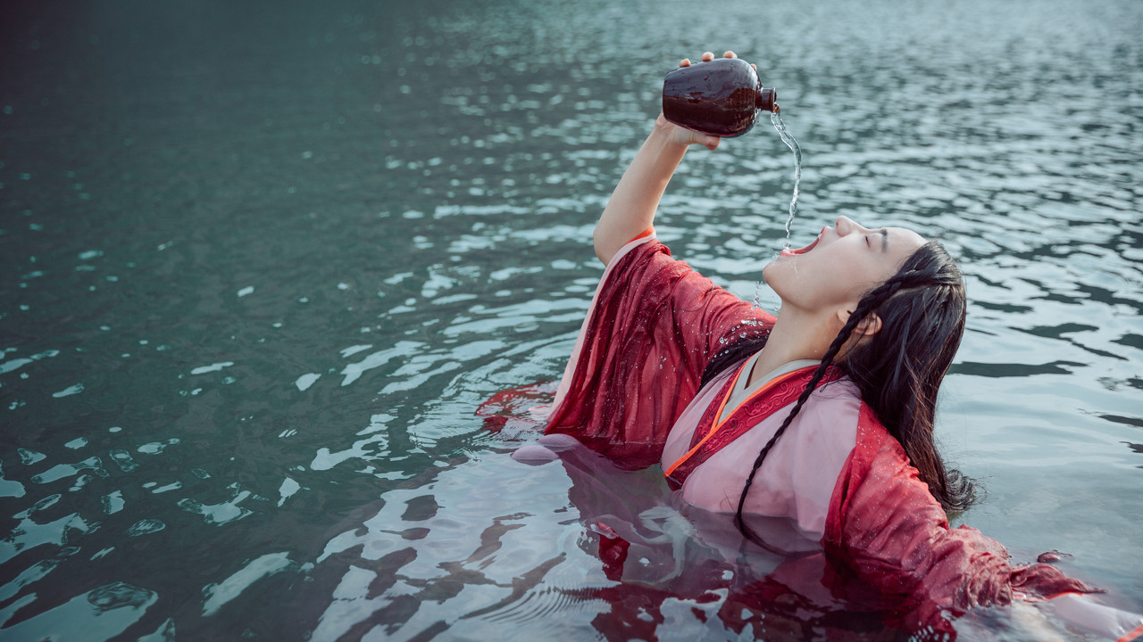 故事:丹青苑是一片庞大的空间,种植着药材,不乏一些珍贵的