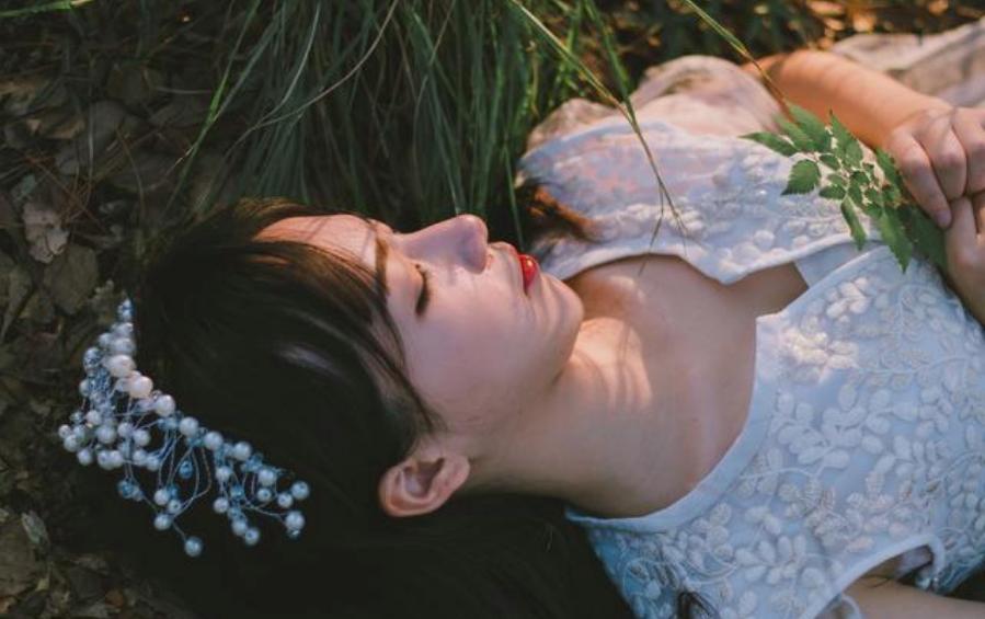 小说:她被闺蜜放了鸽子,撞倒一个男人,还不小心亲到他了