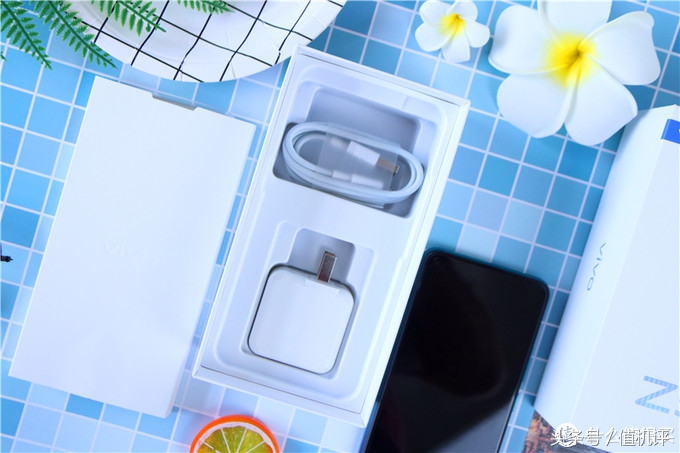 vivoz5x全面详细评测,vivoz5x挖孔屏视频