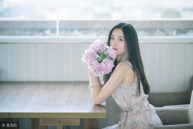 小说：她买衣服遭富家女嘲讽，下一刻买下商场，富家女傻眼