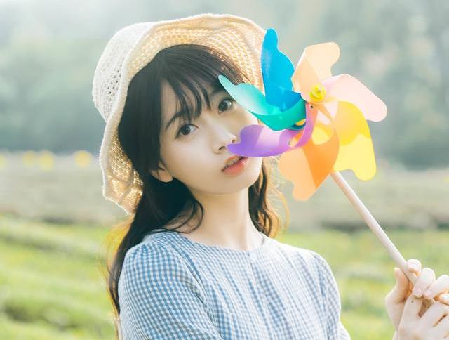 小说：她和舞团的人聚餐，她们得知有人来接她，都很好奇他的模样