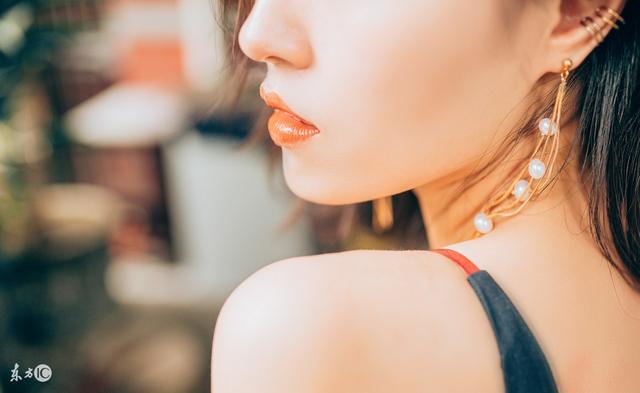 小说:残疾老公不爱她,她一心搞马甲副业,无奈发现被他盯死