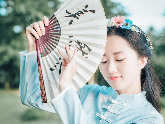 小说：刚收完黄豆，她又发现了凉粉草，哥哥取笑她又在作妖