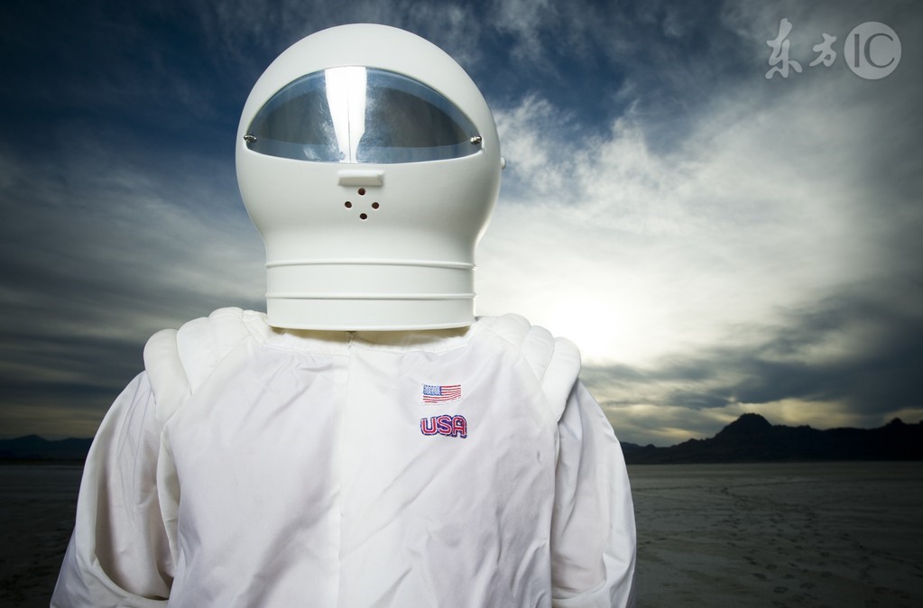 小说：末日升级，获得全能系统，从此不再低调，一人就是基地