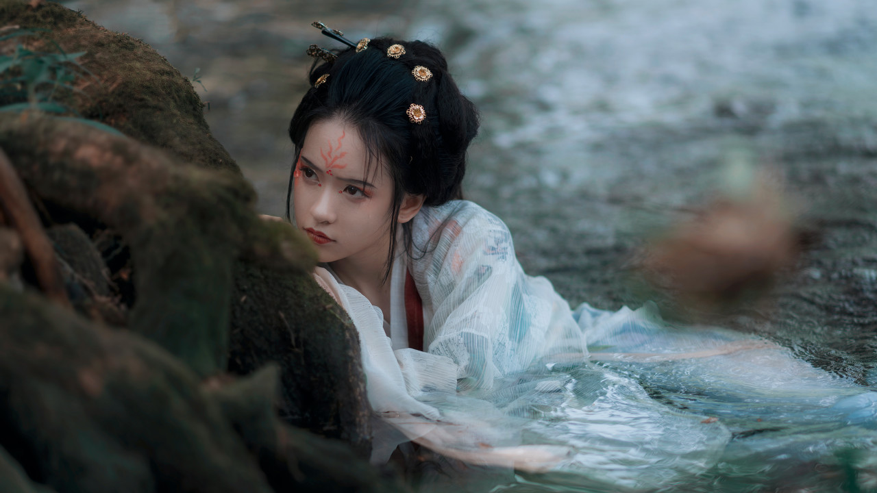 小说：她来学校第一天赞助费就五百万，外加修建一个足球场和餐厅