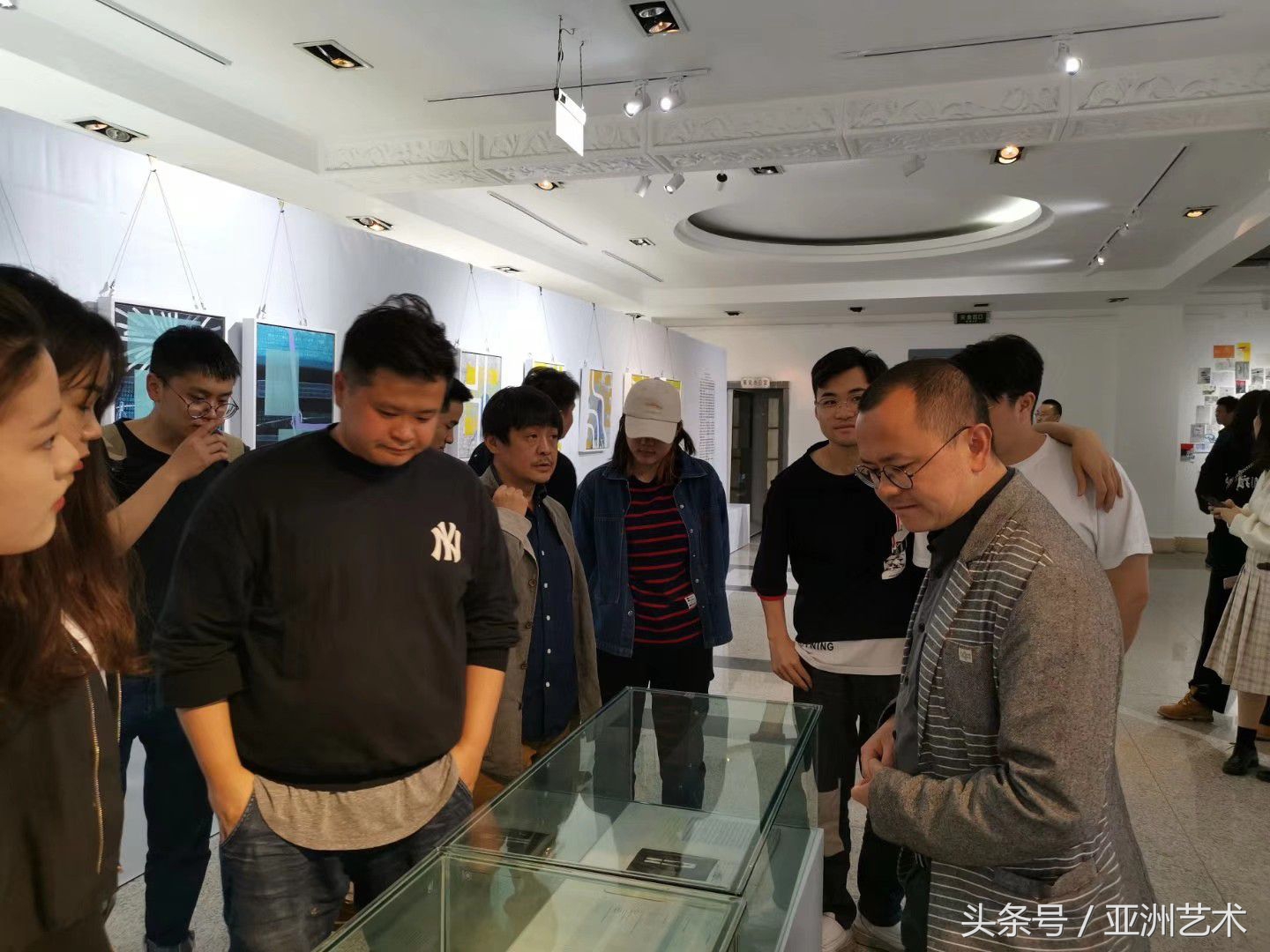 西南民族大学艺术学院优秀学生展—隔阂张智康个展研讨会