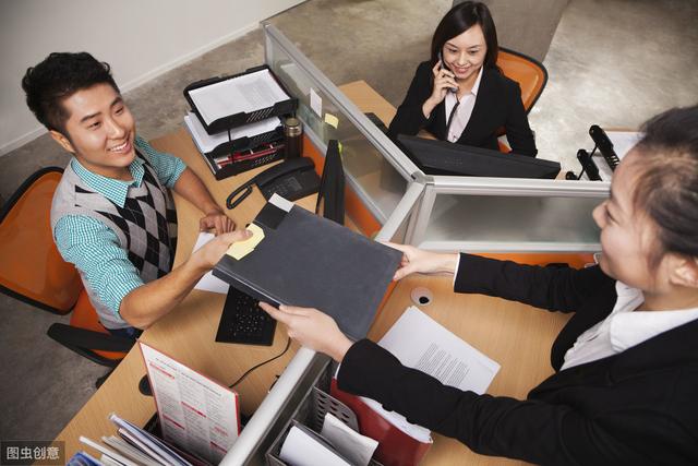 小说：神医女婿妙解还阳玉，为赚钱，他做完家务，又匆忙出诊！
