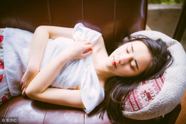 小说：美女被追求者骚扰，总裁上前一步，立刻强吻她宣示主权