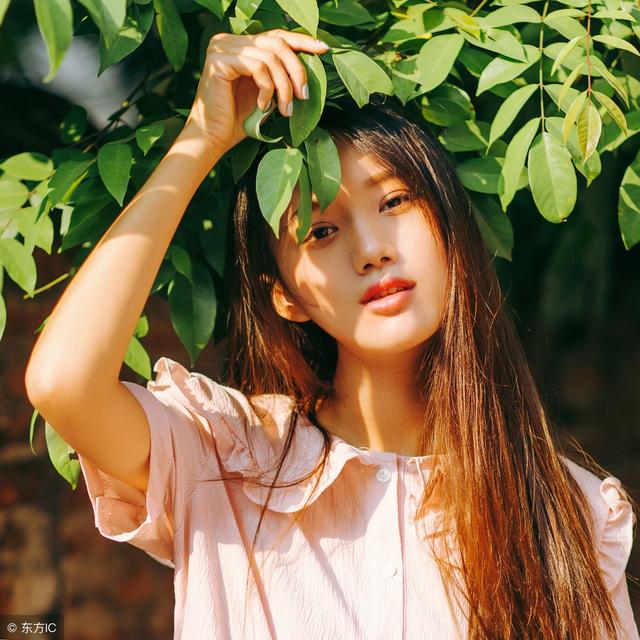 小说：她不住地舔着自己的嘴唇，总裁眸色一沉，挑起了他的欲望