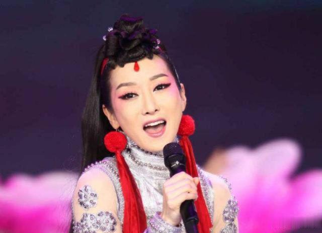 网红评委评价萨顶顶,网红点评专业歌手萨顶顶