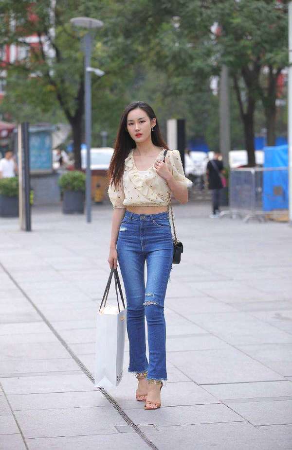 女生穿牛仔裤有什么技巧,宽松牛仔裤再次流行穿法个性时髦