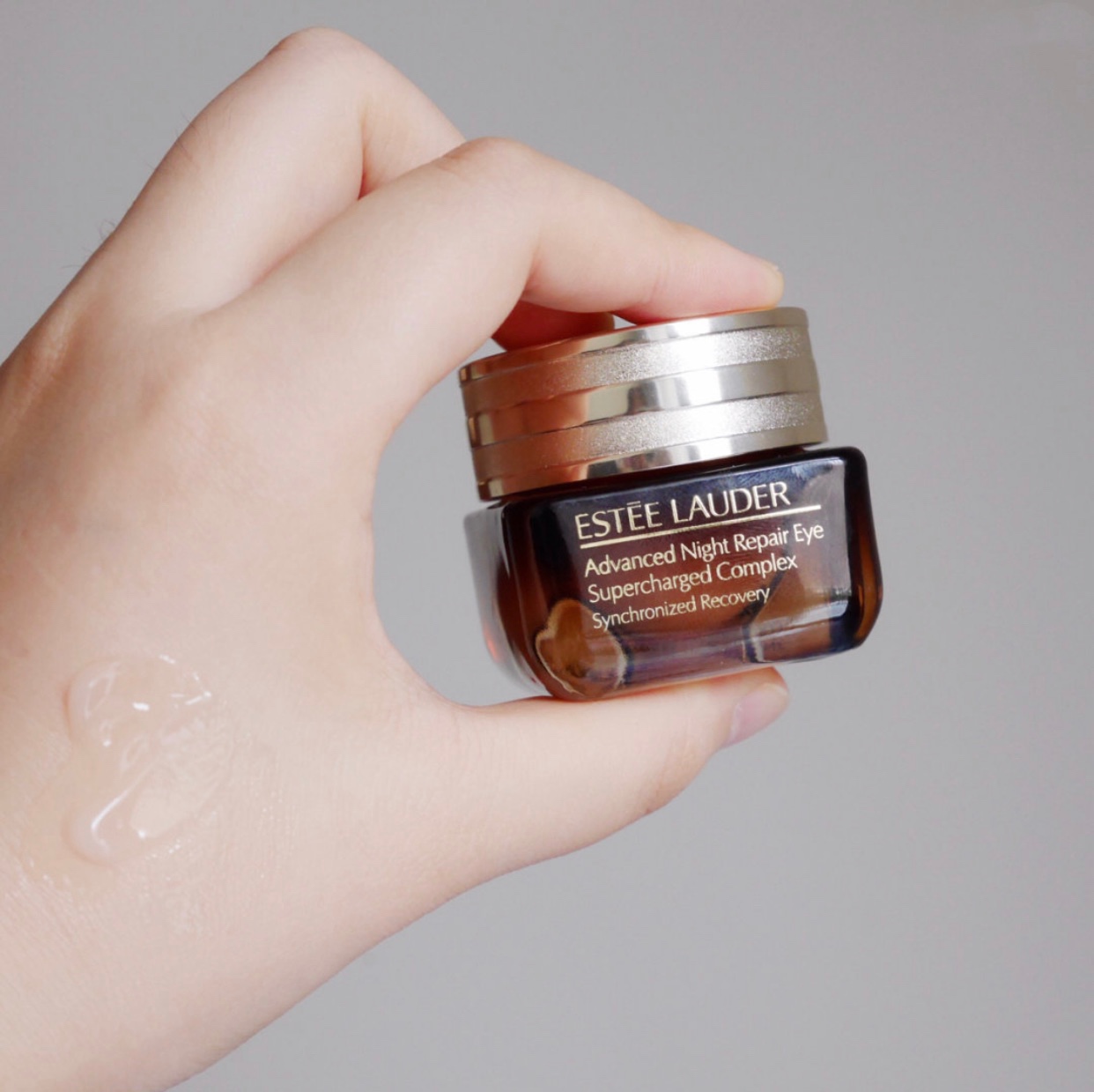 眼霜搓泥好还是不搓泥好,眼霜涂脸还是硅霜涂脸好