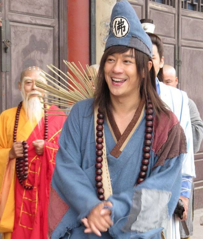 过气老艺人窘境,老戏骨沦落直播带货还债