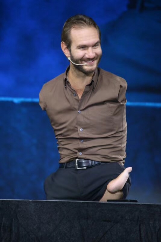 尼克胡哲几岁,尼克胡哲双胞胎家庭照