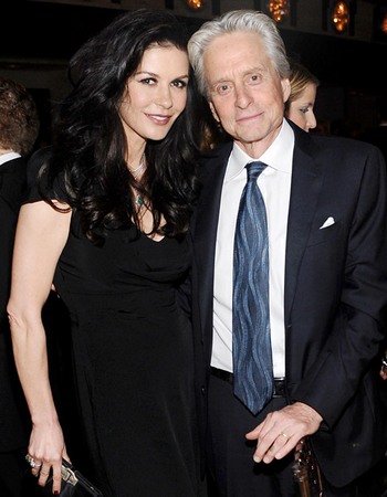 老夫少妻：52岁泽塔琼斯美人迟暮，守着大25岁的花心老公不离不弃