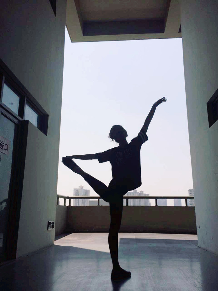 12年前，北京女模特为给男友买跑车，诈骗世界冠军和姨父320万