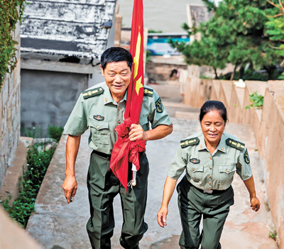 夫妻独守孤岛三十二年,夫妻俩驻守黄海孤岛32年无电无水