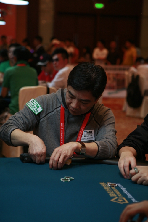 广西农村娃成为“赌神”，横扫美国各大*场赌**，领奖时身披*旗国**