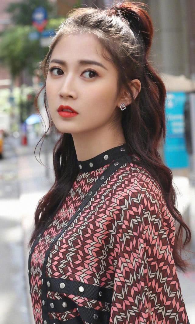 脸大又圆的女生适合什么发型好看,脸大脸圆什么发型显脸小减龄