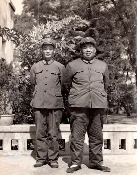 毛主席召见*世友许**，闲聊时问：如果我身边有坏人怎么办？