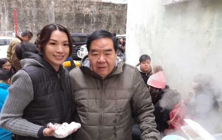 过气老艺人窘境,老戏骨沦落直播带货还债