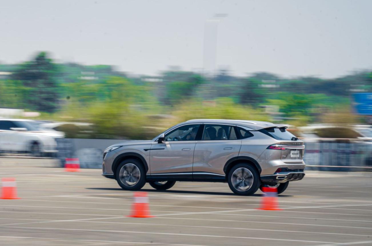 上汽荣威新能源rx5测试,荣威rx5场地测试