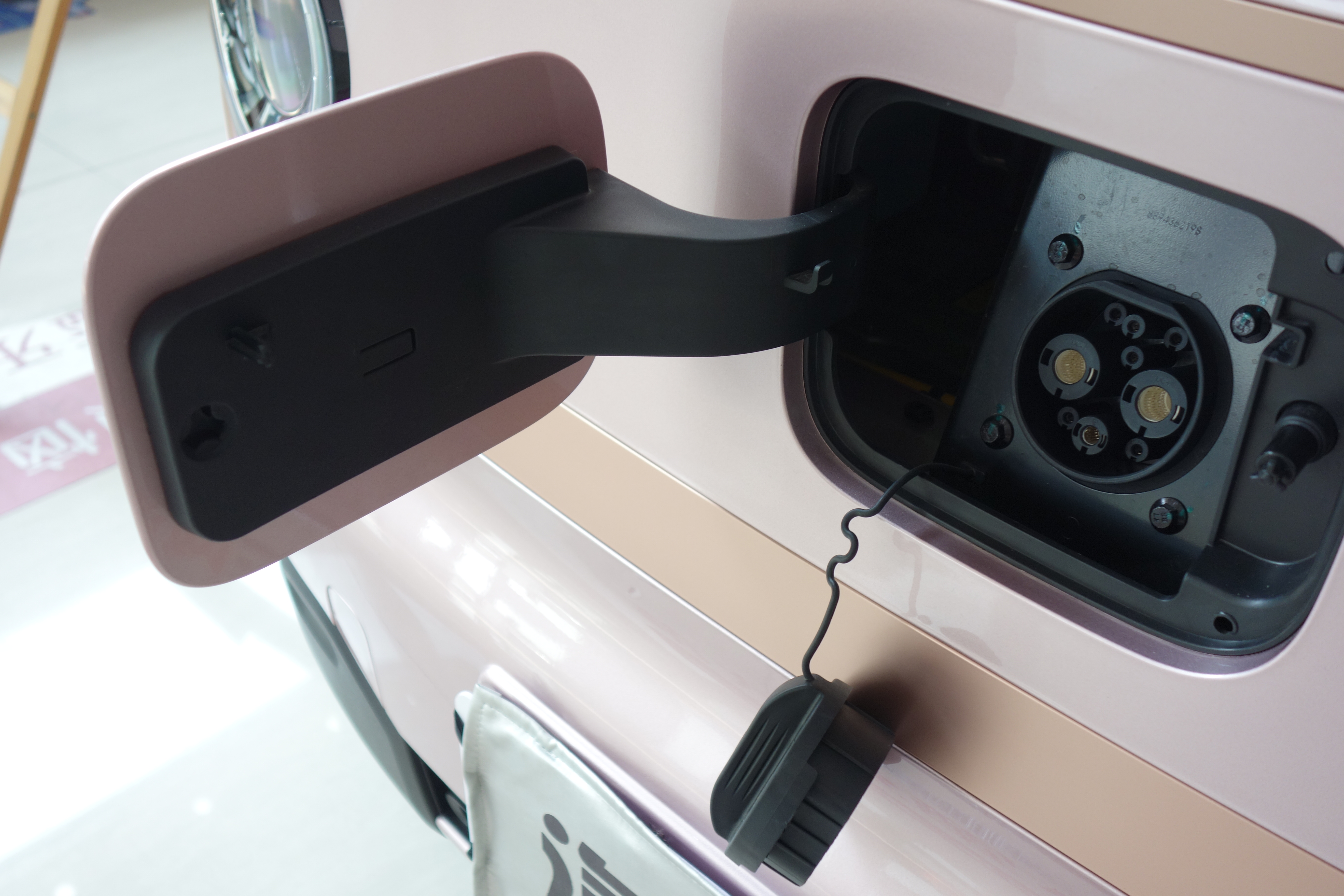 探店吉利熊猫mini200km续航+快充！它是你的城市通勤好助手！