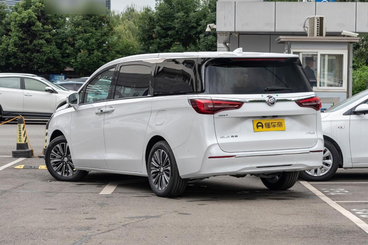 mpv自用gl8和威然选哪个,别克gl8陆地公务舱对比大众威然