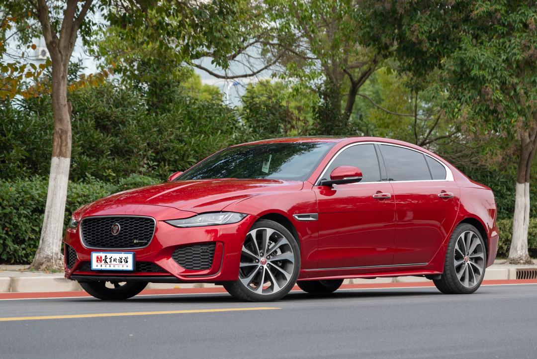 捷豹xel2024款曜黑运动版赛车绿,捷豹xel2.0t200psr-dynamics