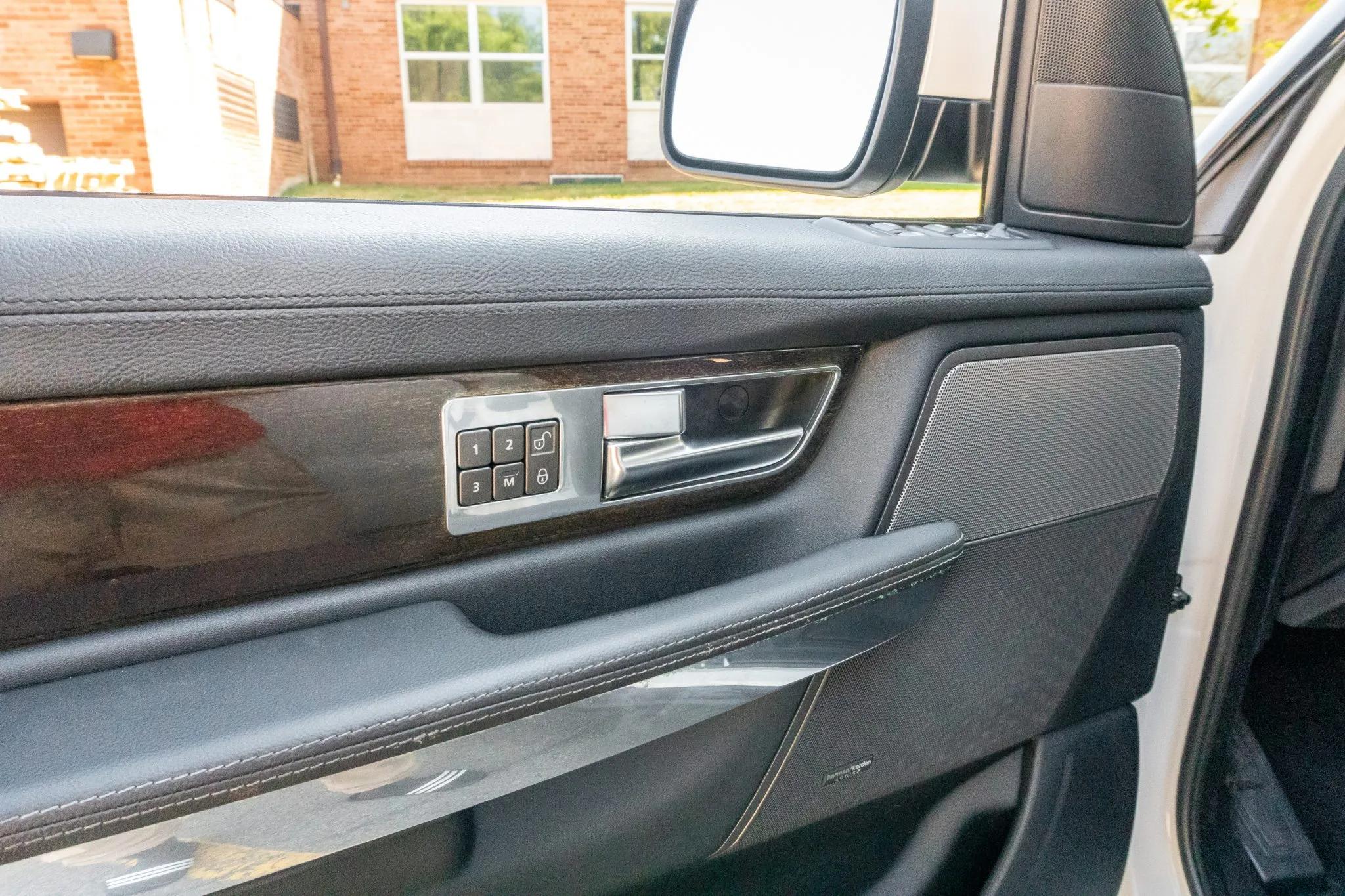 2010款路虎揽运，里程数仅1.2万公里，实拍120张图给大家做个参考