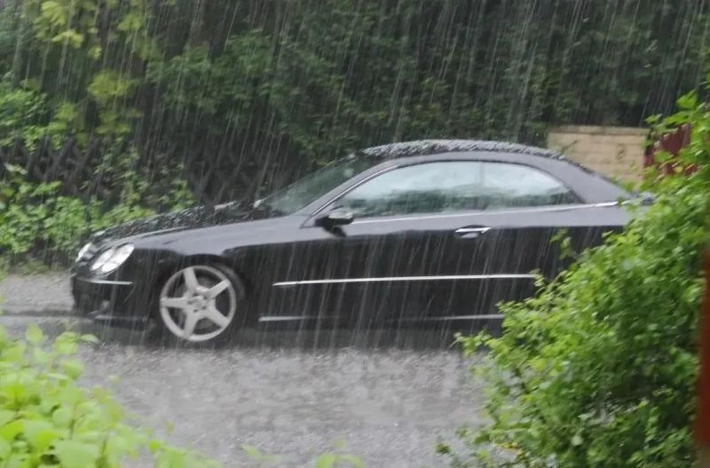 遇到大风天气怎么骑车,遇台风或恶劣天气开车注意事项