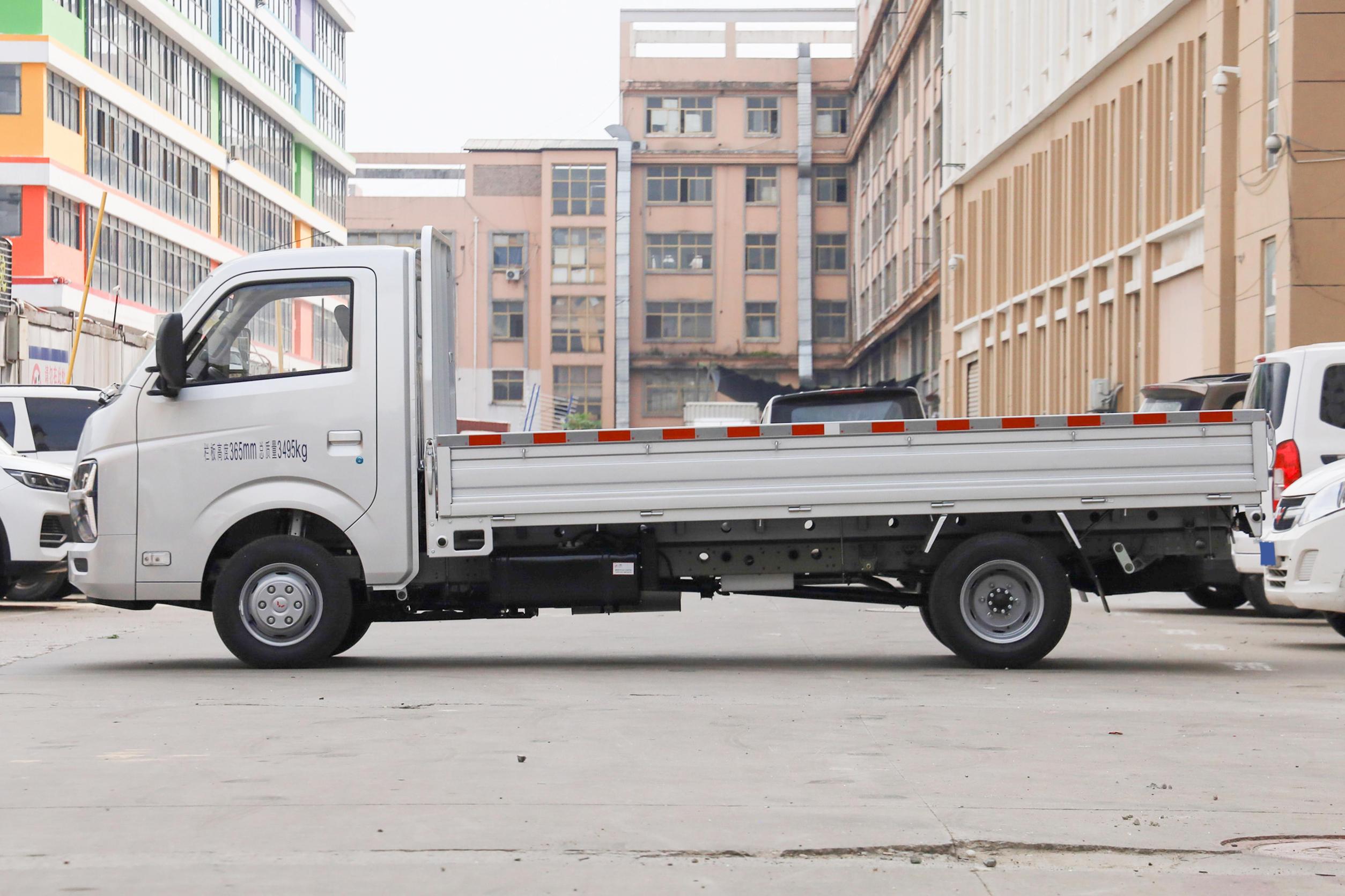 解读五菱龙卡2023款2.0L基本型,定价6.28万,值得买吗?