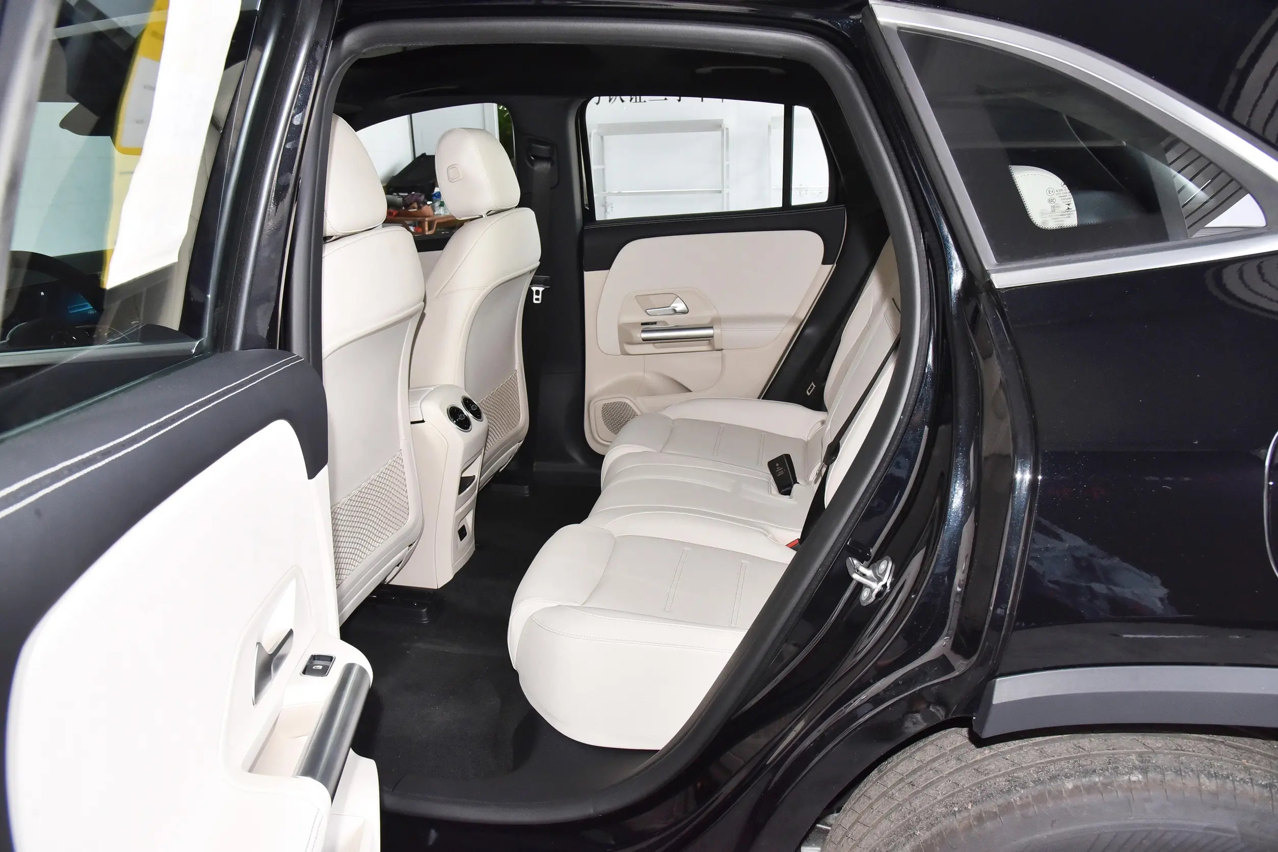 奔驰eqa新款报价图,奔驰eqa260和a200l选哪个