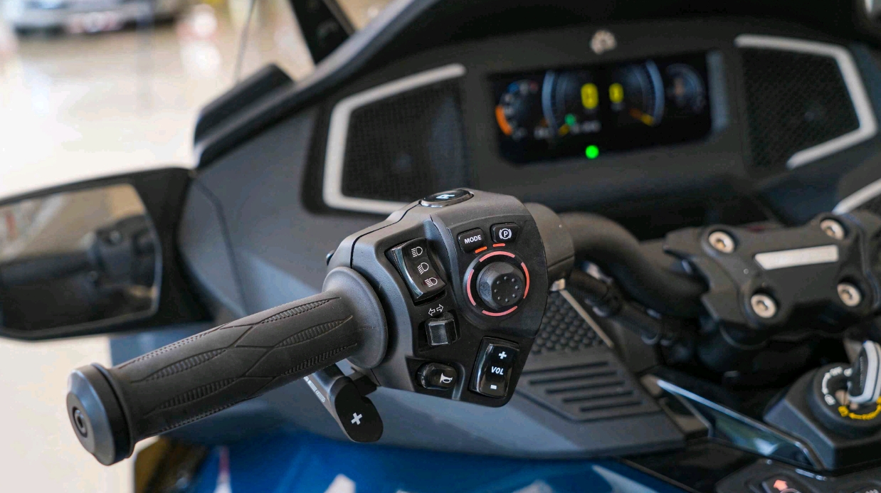 最便宜倒三轮庞巴迪摩托车,庞巴迪倒三轮spyderrt最新款