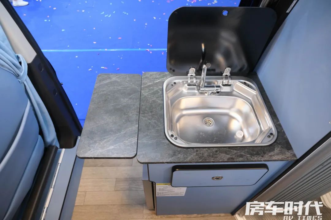 江铃西部小野牛升顶房车b100,西部小野牛四座b100房车