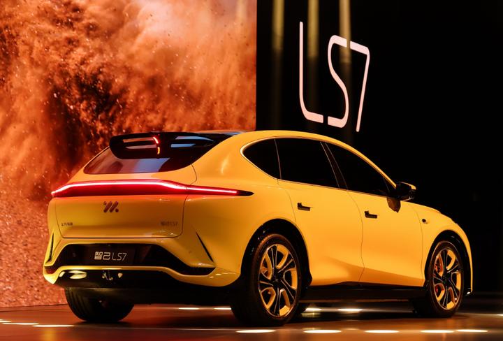 智己ls7和阿维塔11顶配如何选,智己ls7四驱版感受