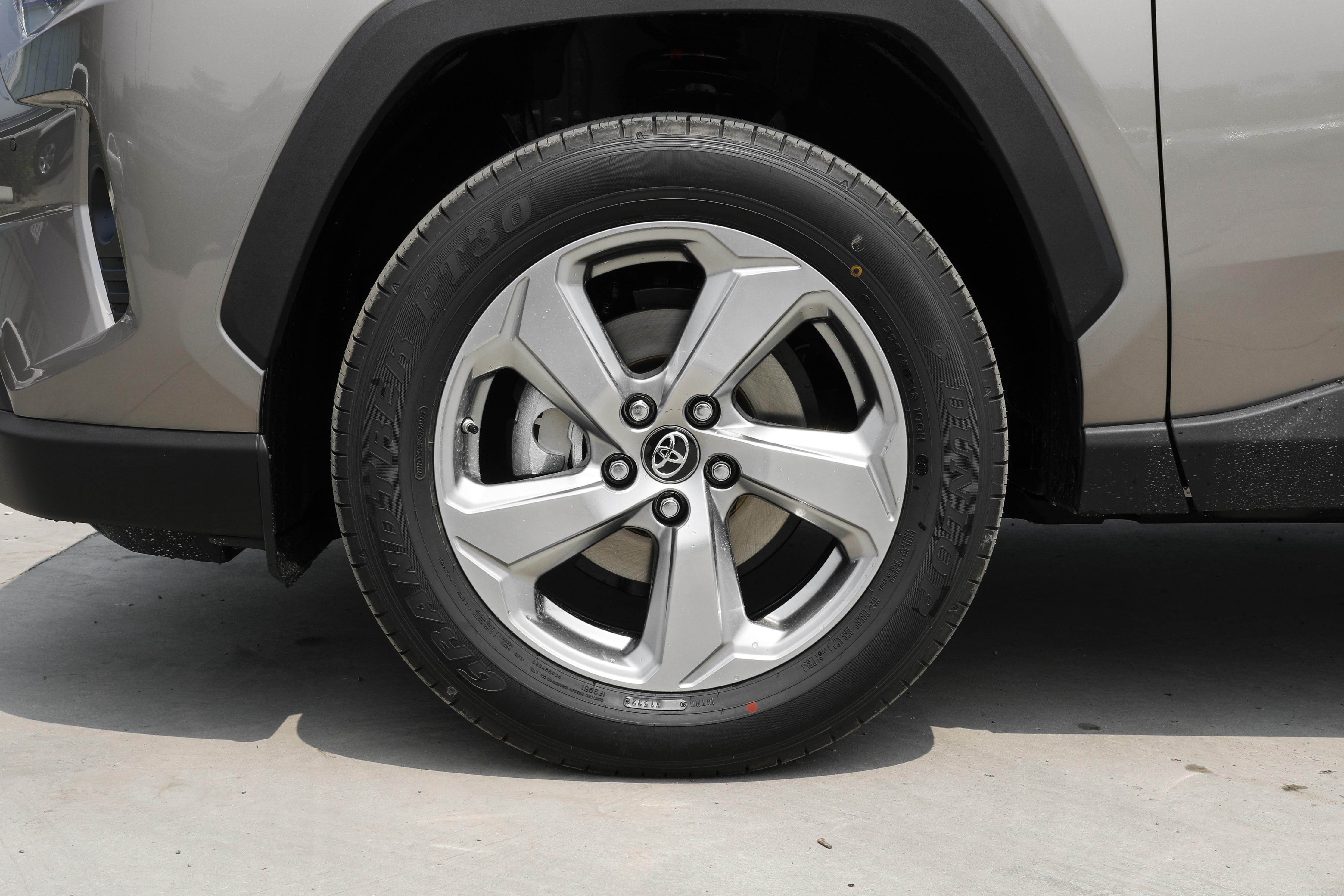 丰田rav4荣放空间怎么样,rav4荣放2.0自吸