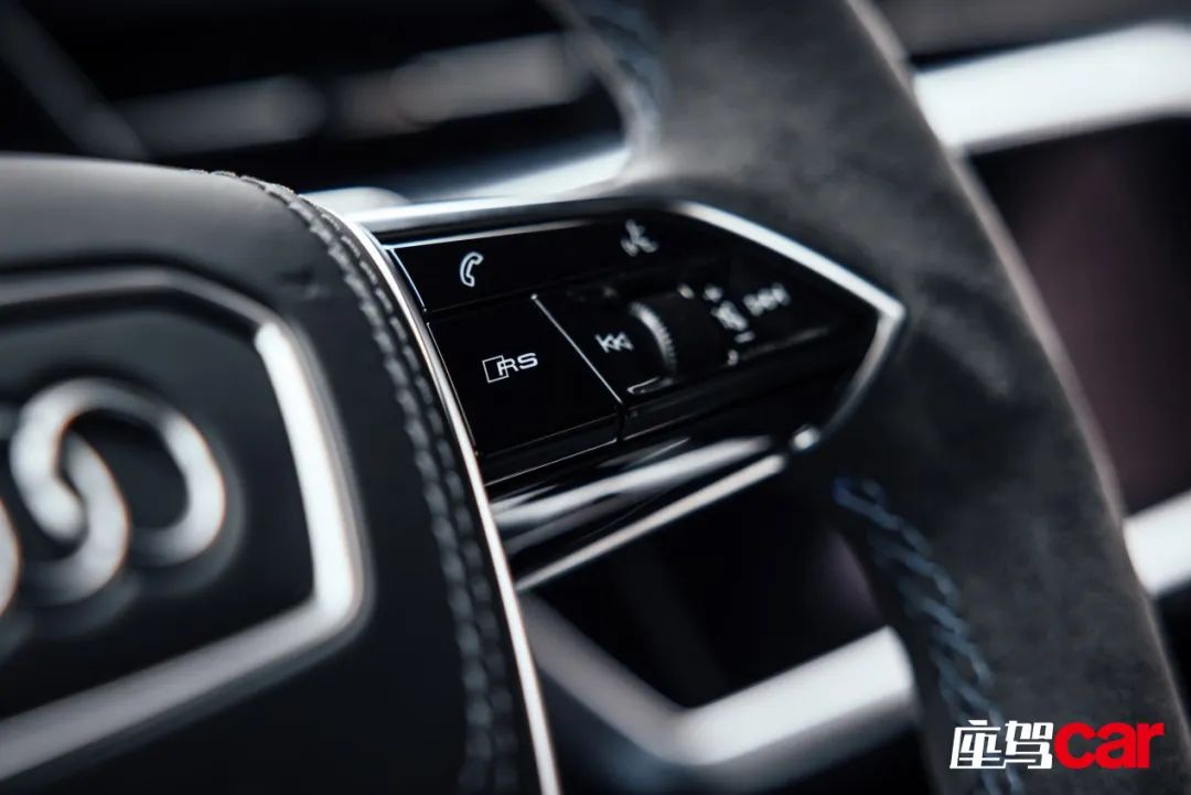 奥迪科技感最强的车试驾,海外试驾奥迪首款电动紧凑型