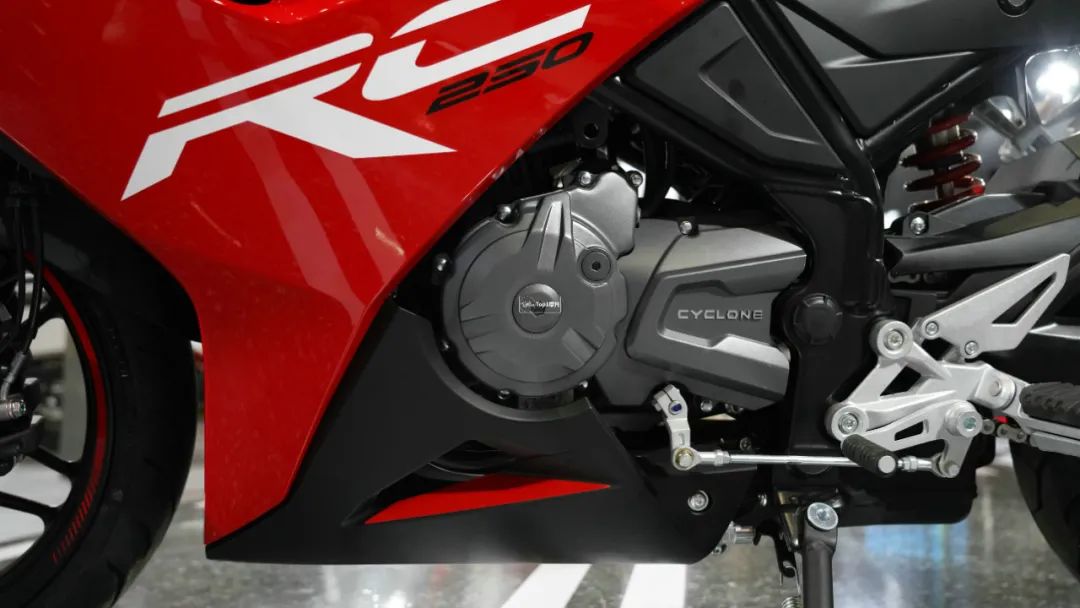 赛科龙rc250运动版赛道版细节对比,赛科龙rc250mini深度测评