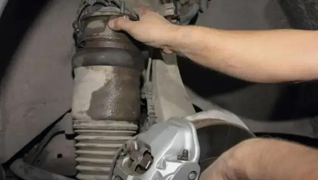 奥迪a6空气悬挂漏气怎么解决,空气悬挂漏气还可以行驶么