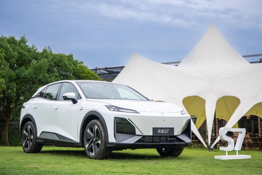 深蓝s7油电混动和宋pro增程版对比,深蓝s7和宋plusdmi冠军版驾驶体验