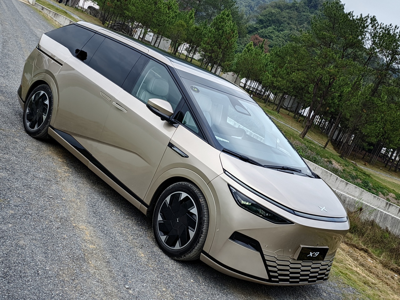 小鹏x9中大型mpv前后双电机,小鹏x9体验30万以上最强纯电mpv