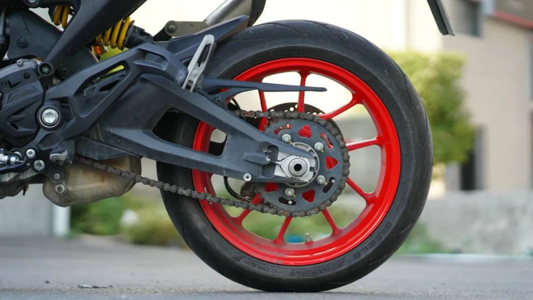 杜卡迪937monster测试,杜卡迪monster937上海车展正面照