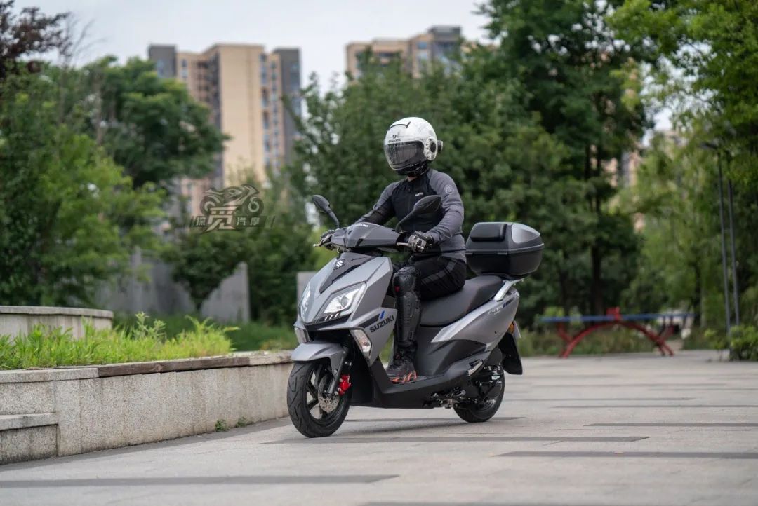 轻骑铃木uy125百年纪念款护杠,轻骑铃木uy125最新款多少钱